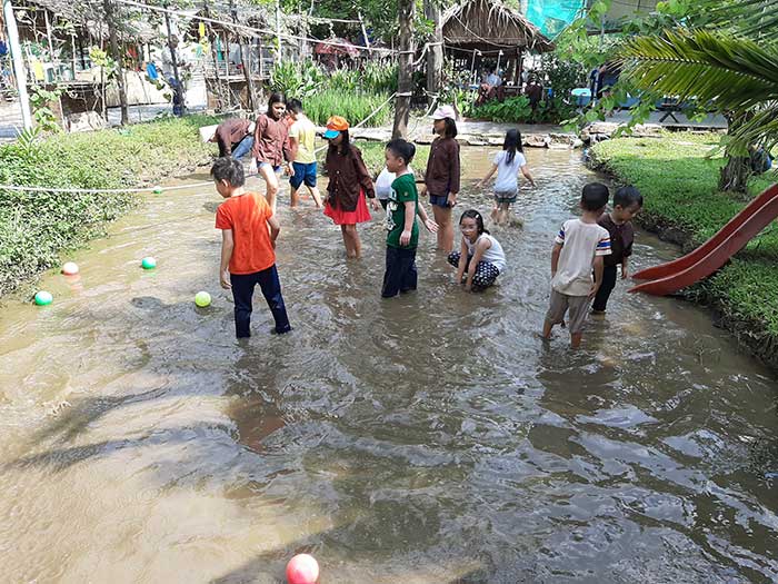 ...và cùng nhau lội ao bắt cá