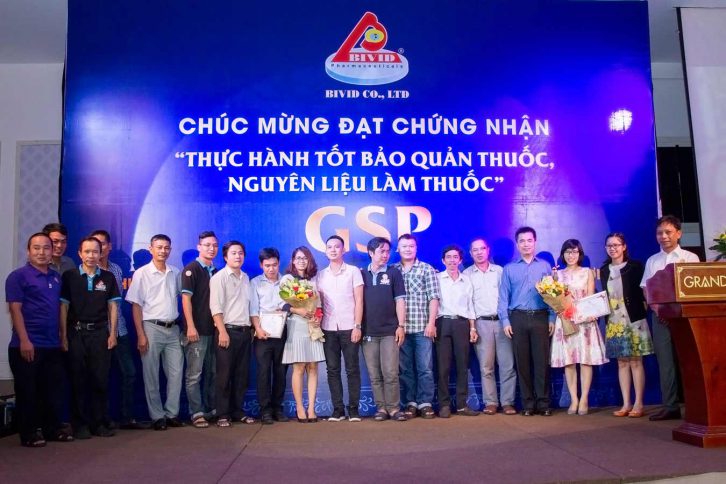 Trao giấy khen cho tập thể nhân viên